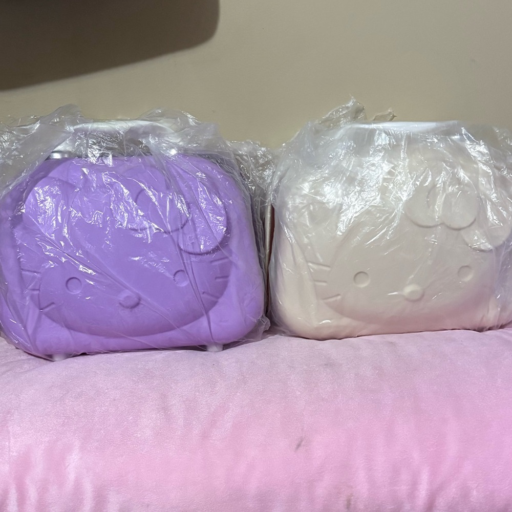 Easter Sale! Hello Kitty hard shell zippered makeup/travel case new